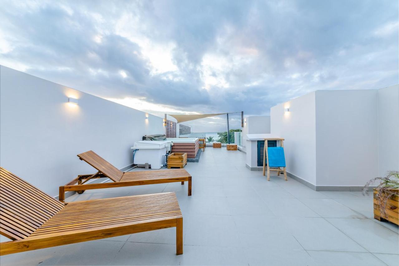 One Bay Residence Unit 15 - Penthouse With Private Roof Top, Jacuzzi And Sea View Grand Baie Exteriör bild